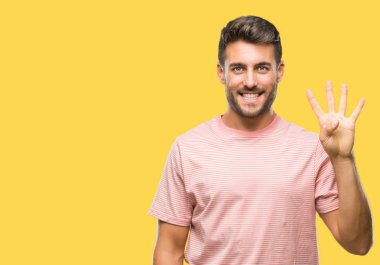 Yakışıklı delikanlı gösterilen ve parmakları ile işaret izole arka plan üzerinde dört kendinden emin ve mutlu gülümseyerek iken numara.