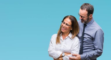 Orta yaş İspanyol çift üzerinde gözlük takan aşık uzak tarafına yüzünde, doğal ifade gülümseme ile seyir arka plan izole. Kendine güvenen gülüyor.