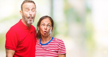 Orta yaş İspanyol kaç aşk izole içinde arka plan dudaklı, çılgın ve komik bir jest yapma balık yüz. Komik ifade.