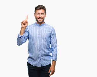 Yakışıklı delikanlı gösterilen ve kendinden emin ve mutlu gülümseyen bir parmak ile işaret eden oktan yukarı izole arka plan üzerinde.