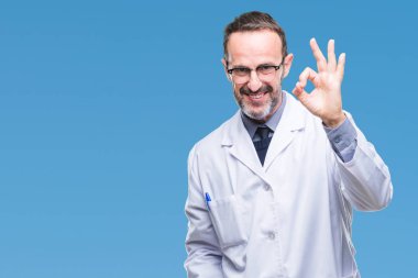 İzole arka plan el ve parmaklar ok işaretiyle yapıyor olumlu gülümseyen üzerinde beyaz önlük giyen orta yaş üst düzey ağarmış profesyonel adam. Başarılı ifade.