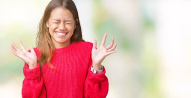 Arka plan deli kutlama kırmızı kış kazak üzerinde giyen genç güzel esmer kadın izole ve crazy arms ile başarı için kaldırdı ve heyecanlı çığlık gözler kapalı. Kazanan kavramı