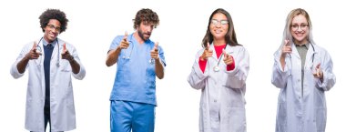 Kolaj bir grup doktor, Hemşire, cerrah insanlar izole arka plan fotoğraf makinesi ile mutlu ve komik yüz için parmakları işaret üzerinde. İyi enerji ve vibes.