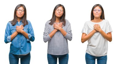 Kolaj Asyalı Genç kadın ayakta gözlük üzerinde beyaz bir arka plan ile kapalı gözler göğüs ellerinde ve yüzünde minnettar jest ile gülümseyen izole. Sağlık kavramı.