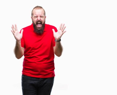 Üzerinde kırmızı gömlek giyen genç beyaz hipster adam kızgın ve çılgın çığlık kaldırdı ve kapalı gözleri heyecanlı silah ile başarı için arka plan kutlama izole. Kazanan kavramı