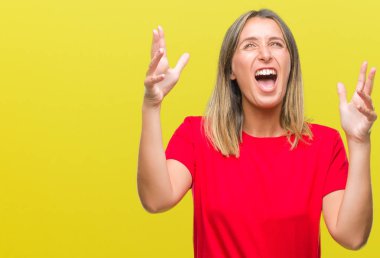 Genç güzel kadın izole arka plan çılgın ve kızgın bağırarak ve agresif ifade ve silah kaldırdı bağırıyor. Hayal kırıklığı kavramı.