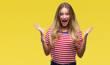 Genç güzel sarışın kadın deli kutluyor ve silah ile başarı için heyecanlı çığlık kaldırdı ve açık gözleri hayret izole arka plan yüzünden. Kazanan kavramı