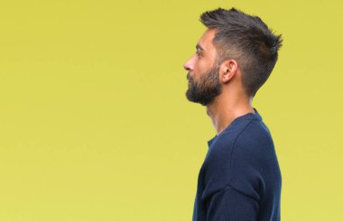 İzole arka tarafına, seyir yetişkin İspanyol adam sakin ol kendine güvenen gülümseme ile doğal yüz pozuyla profili.