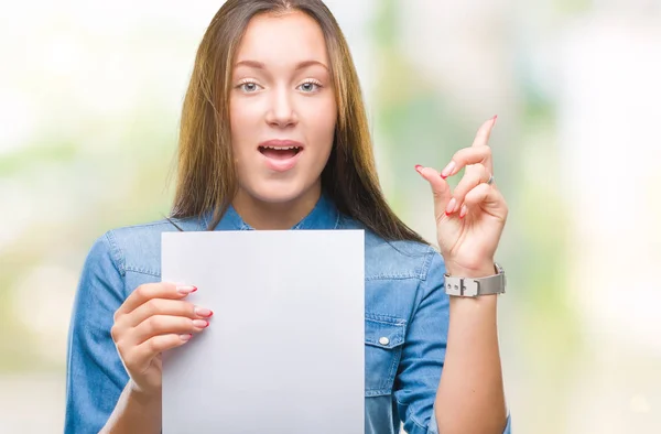 Mulher Caucasiana Jovem Segurando Folha Papel Branco Sobre Fundo Isolado — Fotografia de Stock