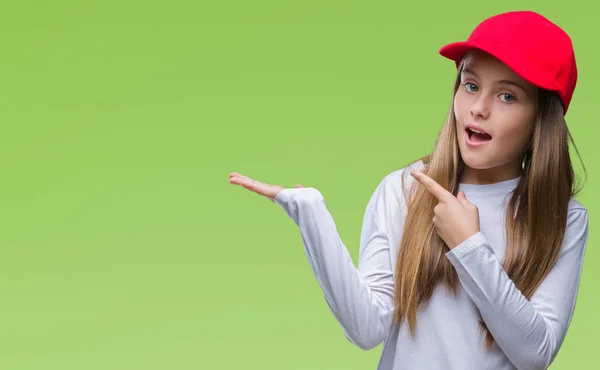 Joven Hermosa Chica Con Gorra Roja Fondo Aislado Sorprendido Sonriendo —  Fotos de Stock