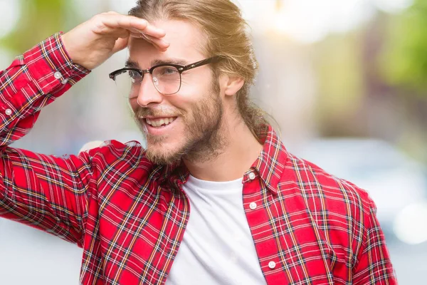 Ung Vacker Man Med Långt Hår Glasögon Över Isolerade Bakgrund — Stockfoto