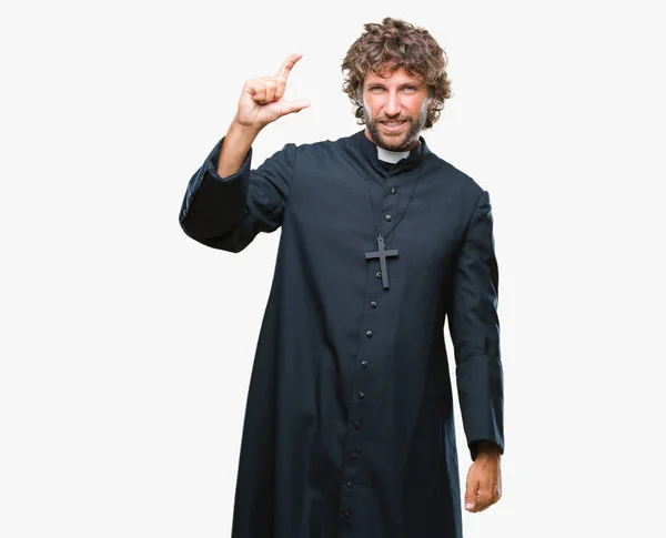 Guapo Sacerdote Católico Hispano Sobre Fondo Aislado Sonriente Seguro Gesto — Foto de Stock