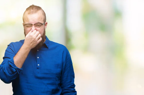 Pemuda Hipster Kaukasia Memakai Kacamata Atas Latar Belakang Terisolasi Berbau — Stok Foto