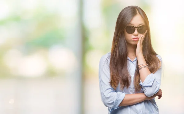 Młoda Kobieta Azjatyckich Noszenie Okularów Przeciwsłonecznych Patrząc Myślenia Białym Tle — Zdjęcie stockowe