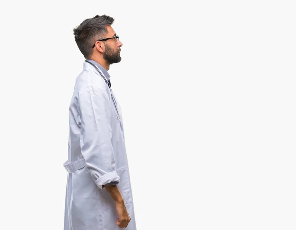 Człowiek Dorosły Hiszpanin Lekarz Białym Tle Patrząc Bok Zrelaksować Się — Zdjęcie stockowe