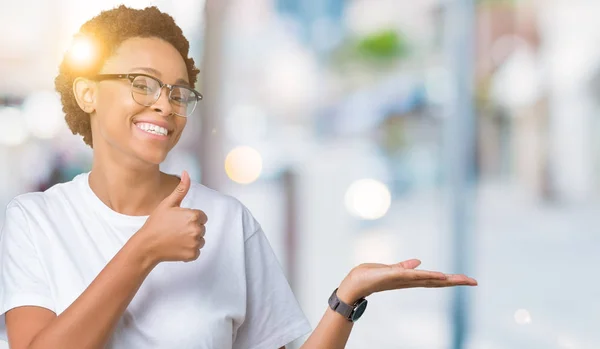 Beautiful Young African American Woman Wearing Glasses Isolated Background Showing — Stock Photo, Image