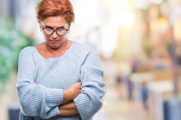 Femme Rousse Caucasienne Sénile Portant Des Lunettes Sur Fond Isolé — Photo