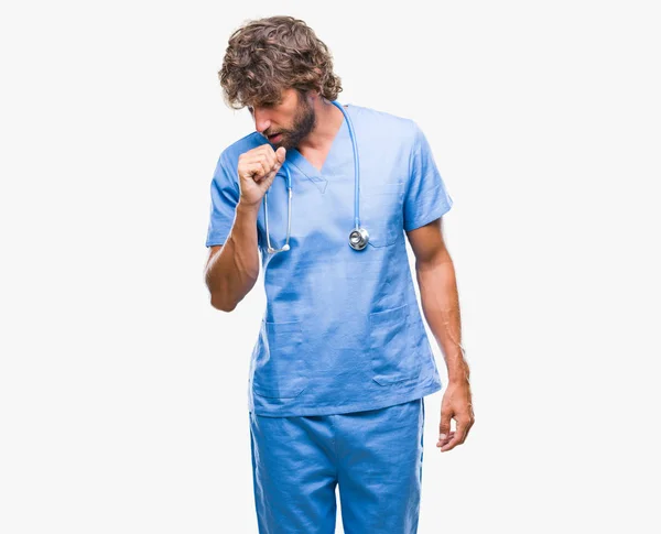 Knappe Hispanic Chirurg Dokter Man Geïsoleerde Achtergrond Gevoel Onwel Hoesten — Stockfoto