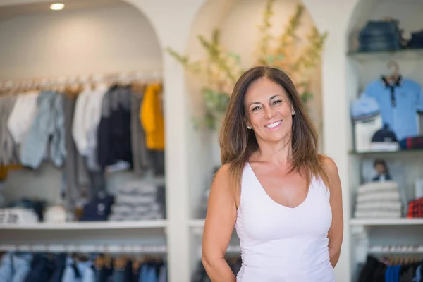 Hermosa Mujer Hispana Mediana Edad Pie Con Sonrisa Cara Tienda — Foto de Stock