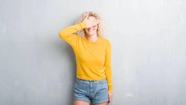 Mujer Rubia Joven Con Pelo Rizado Sobre Fondo Gris Grunge — Foto de Stock