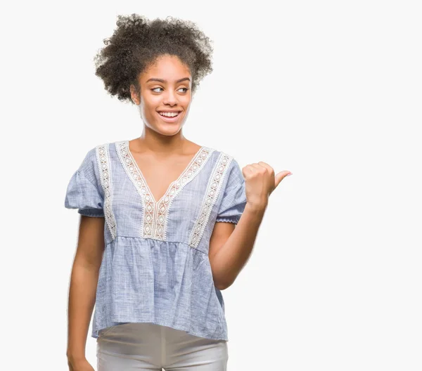 Jonge Afro Amerikaanse Vrouw Geïsoleerde Achtergrond Glimlachend Met Blij Gezicht — Stockfoto