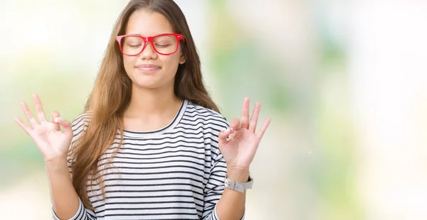 Młoda Piękna Brunetka Kobieta Ubrana Paski Sweterek Czerwone Okulary Białym — Zdjęcie stockowe