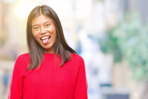 Mladá Asijská Žena Nosí Zimní Svetr Izolované Pozadí Držet Jazyk — Stock fotografie