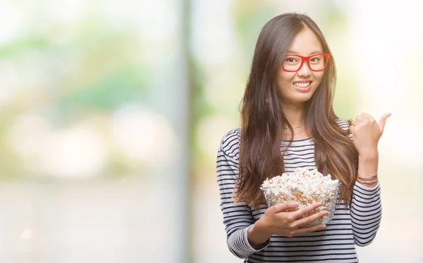 Jeune Femme Asiatique Manger Pop Corn Sur Fond Isolé Pointant — Photo