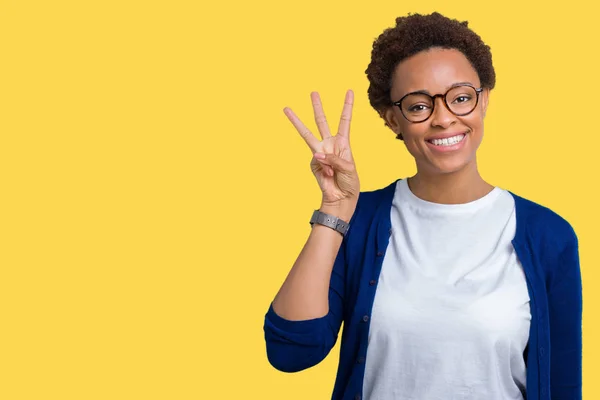 Joven Mujer Afroamericana Hermosa Con Gafas Sobre Fondo Aislado Mostrando —  Fotos de Stock