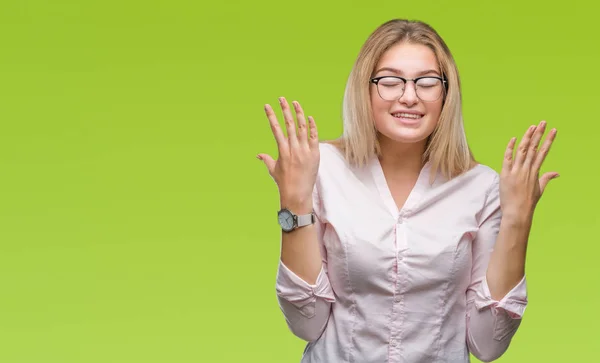 Joven Mujer Negocios Caucásica Con Gafas Sobre Fondo Aislado Celebrando —  Fotos de Stock