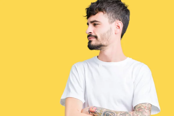 Joven Hombre Guapo Con Camiseta Blanca Sobre Fondo Aislado Sonriendo —  Fotos de Stock