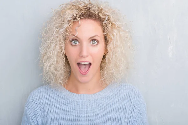 Jeune Femme Blonde Aux Cheveux Bouclés Sur Fond Gris Grunge — Photo