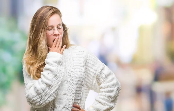 孤立した背景に冬のセーターとサングラスを着て若い美しいブロンドの女性は 手で口を覆っている疲れてあくび退屈 落ち着きと眠気 — ストック写真