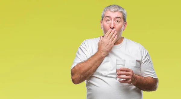 Schöner Älterer Mann Trinkt Glas Wasser Über Isoliertem Hintergrunddeckel Mund — Stockfoto