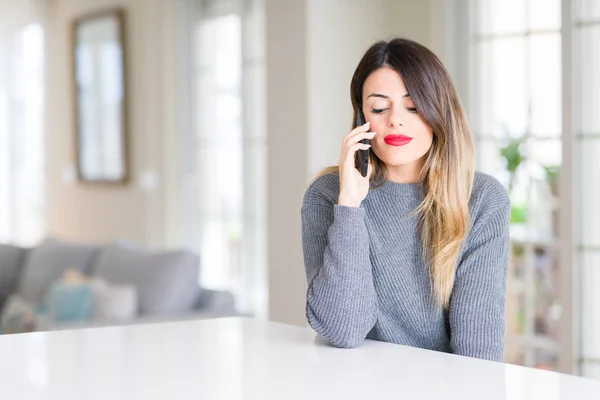 Jovem Mulher Bonita Falando Telefone Casa Com Uma Expressão Confiante — Fotografia de Stock