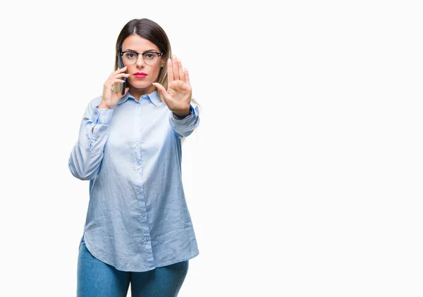 Junge Schöne Geschäftsfrau Telefoniert Mit Smartphone Über Isolierten Hintergrund Mit — Stockfoto