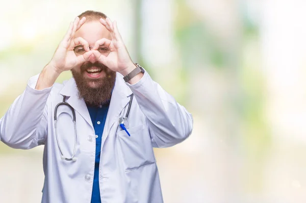 Jonge Blanke Dokter Man Dragen Medische Witte Vacht Geïsoleerde Achtergrond — Stockfoto