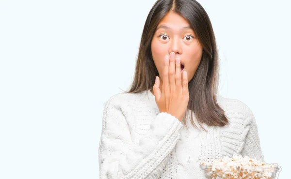 Mladá Asijská Žena Jíst Popcorn Izolované Pozadí Kryt Ústa Rukou — Stock fotografie