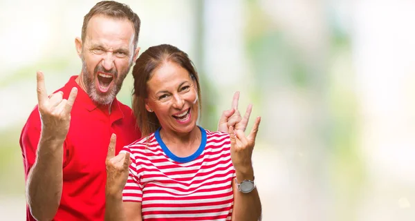 Middelbare Leeftijd Hispanic Paar Verliefd Geïsoleerde Achtergrond Schreeuwen Met Gekke — Stockfoto