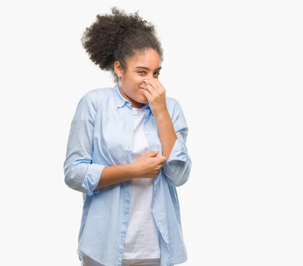 Giovane Donna Afro Americana Sfondo Isolato Che Sente Odore Qualcosa — Foto Stock