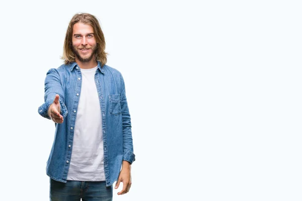 Joven Hombre Guapo Con Pelo Largo Sobre Fondo Aislado Sonriendo — Foto de Stock