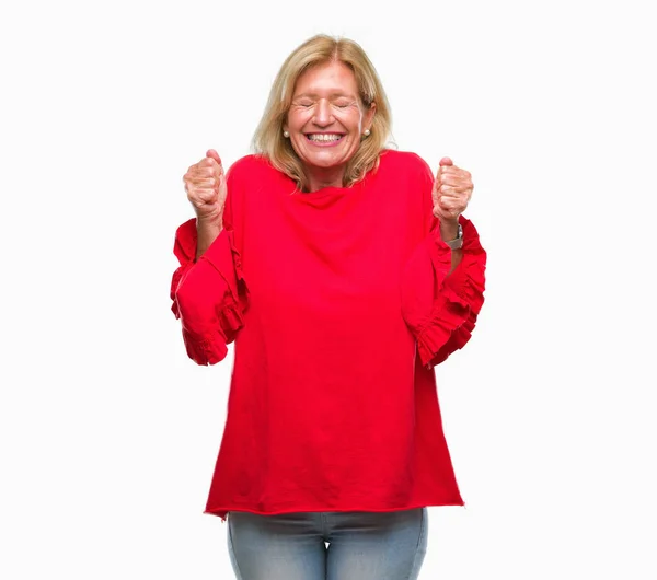 Mujer Rubia Mediana Edad Sobre Fondo Aislado Emocionada Por Éxito —  Fotos de Stock
