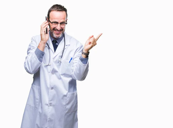 Hombre Médico Mediana Edad Hoary Senior Hablando Teléfono Inteligente Sobre — Foto de Stock