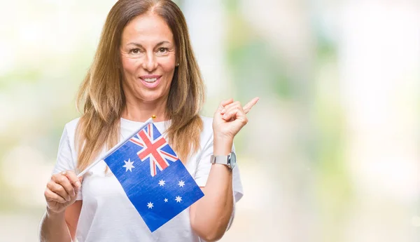 非常に幸せな側の手と指で指すの分離の背景の上オーストラリアの国旗を保持している中年ヒスパニック系女性 — ストック写真