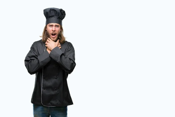 Joven Guapo Cocinero Con Pelo Largo Sobre Fondo Aislado Gritando — Foto de Stock