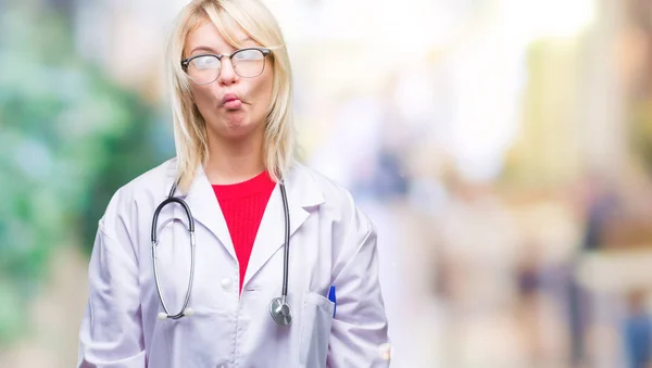 Junge Schöne Blonde Ärztin Medizinischer Uniform Über Isoliertem Hintergrund Macht — Stockfoto