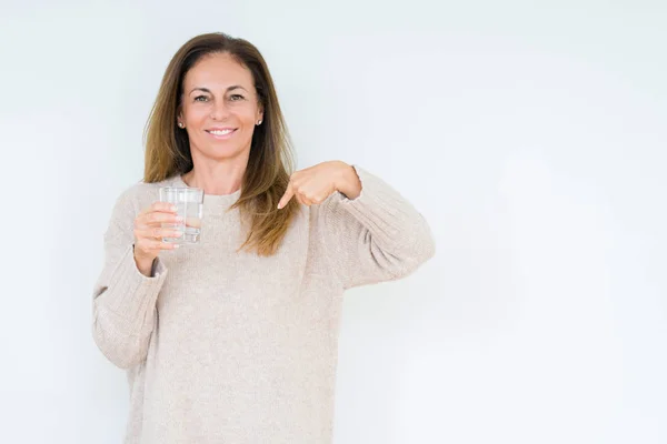 Frau Mittleren Alters Trinkt Glas Wasser Isoliert Hintergrund Mit Überraschung — Stockfoto
