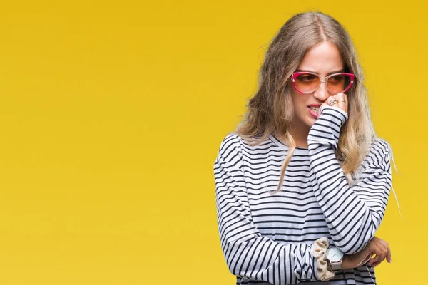 Schöne Junge Blonde Frau Mit Sonnenbrille Über Isoliertem Hintergrund Sieht — Stockfoto