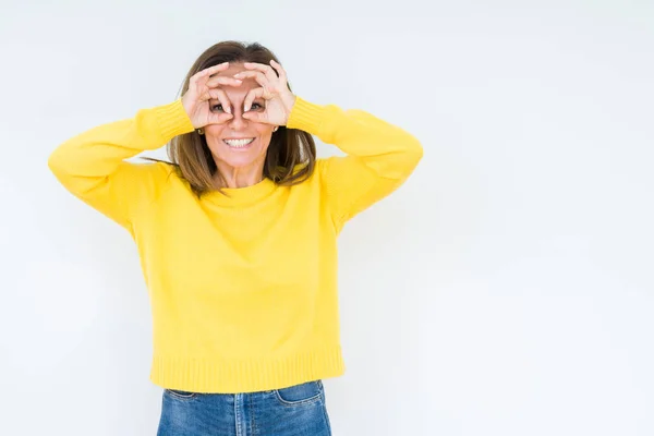 Hermosa Mujer Mediana Edad Vistiendo Suéter Amarillo Sobre Fondo Aislado —  Fotos de Stock