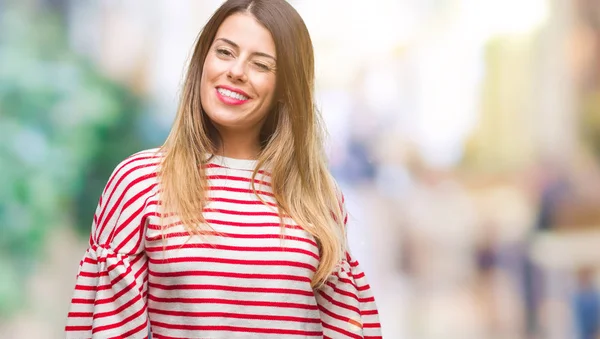 Junge Schöne Frau Lässig Gestreift Winterpullover Über Isoliertem Hintergrund Zwinkert — Stockfoto